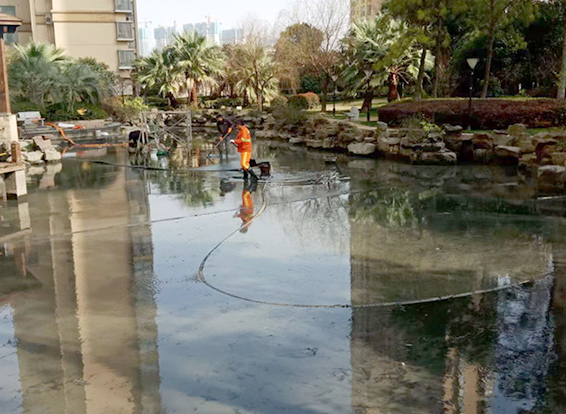 多伦景观池淤泥清理