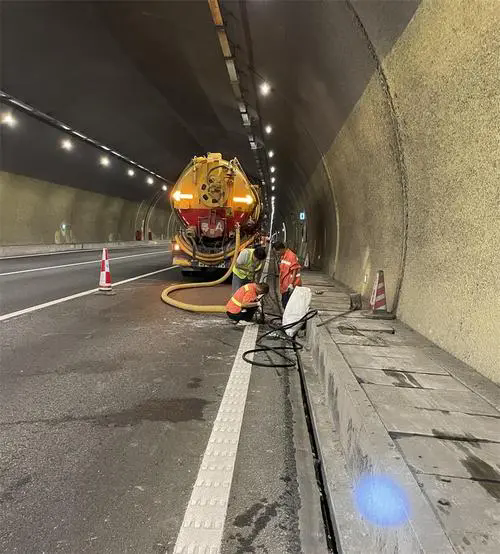 多伦隧道排水渠清淤